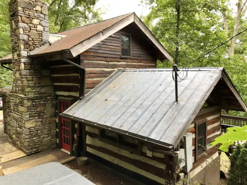 Quaint, Romantic Mountain Antique Log Cabin Near Asheville! - Chalets
