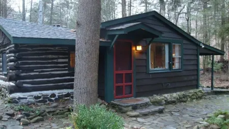 Get cozy at Big Al's Poconos Creek House - Wireless DSL & Trout!!