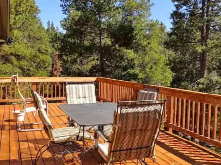 Jetted Tub, Huge Deck, Fish tank and Romantic space for 2