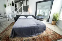 4bd room - king - lux - fast WiFi Hotels near Night Stalkers Haunted Trail