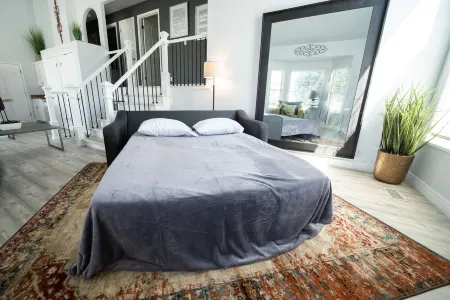 4bd room - king - lux - fast WiFi Отели рядом с достопримечательностью «Джордан Ландинг»