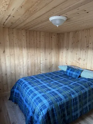 Cedar cabin. Fully equipped. Sleeps 3 comfortably.