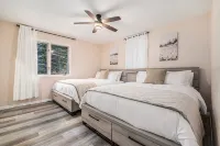 BLUE SPRUCE COTTAGE - Modern Lake House w/ shared Frontage on Thayer Lake
