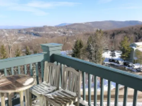 Spacious 4Br/4Bth Lodge With Ice Skating Pond, Heated Pool, 3 Min Walk To Ski Hotels in Stratton Mountain