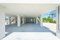 Discount Available! 4 Br/3 BA Private Pool/Dock/Canal Front/Neighborhood Beach!