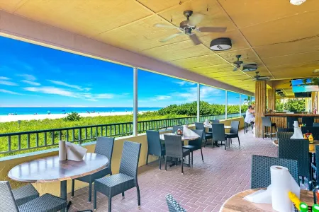 Beachfront Beautiful Oasis Отели рядом с достопримечательностью «Марко Айленд Бич»