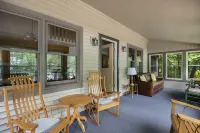 4-Bedroom Tranquil Skaneateles Cottage Retreat on the Lakefront