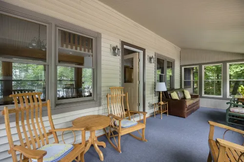 4-Bedroom Tranquil Skaneateles Cottage Retreat on the Lakefront Hotels in Niles