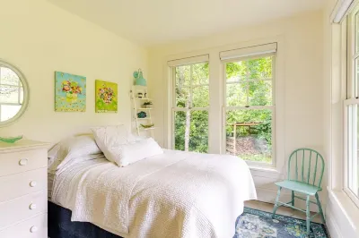 Simple Living at Luxurious, Modern Farmhouse on Bainbridge Island. Dogs ok. Hotels near Gazzam Lake Preserve