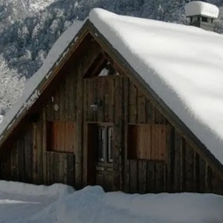 Gite 8 km from the access to Alpe d'Huez large domain