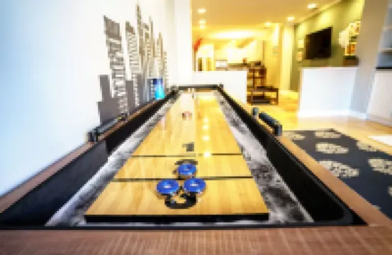 City Center, River North Condo HUGE 3BR, Patio, Parking(2x)