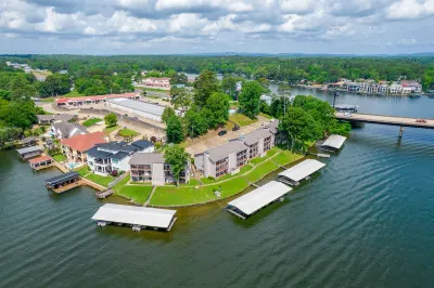Beautifully remodeled lakefront condo with boat slip Hotels in 