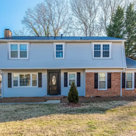 Sleeps 17;2 mins from HPU; Hot Tub; Great for FurnitureMarket