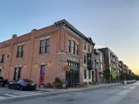 King-Sized Condo - Great Location - Steps to Cafes & Restaurants