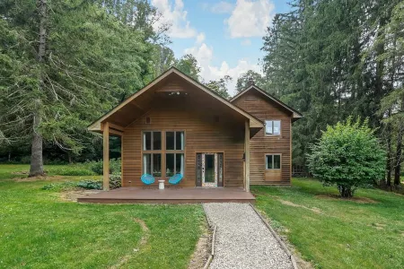 Cabin with private pickleball court and tons of FUN, caves close!!