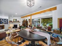 Rivers Edge Retreat, Luxury Waterfront Estate, Private Dock, Fire Pit, Swimming