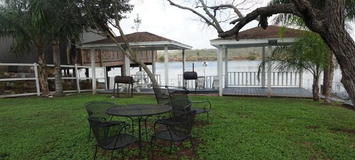 Sunshine Cabin with a Shared Fishing Pier Not Waterfront Hotels in Cameron County