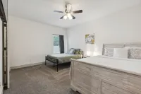 King Bed with Hot Tub, PS4, FirePit, BBQ, Large yard, Garage! Hotel in zona Patriot Soccer Field