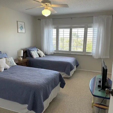 Best Beach view condo 2 story 2br 1.5ba views of ocean,pool & intercoastal. Hotels in Crescent Beach