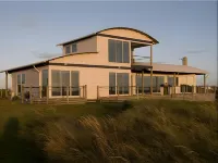 Wytonia Beachfront Accommodation Hotels near Wishart Gallery