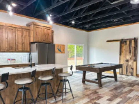 Cozy, Rustic Cabin w/ Pool Table, Foosball, & Fast WiFi, South of Norman Hotels in McClain County