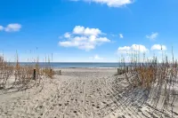 Lovely 2 bedroom, 2.5 bath condo, close to pool and beach.