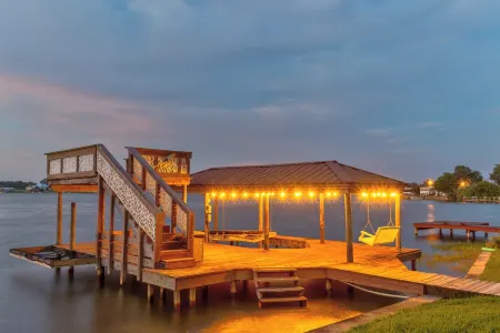 Lakefront Home, 2 King Beds, Kayak, Large Kitchen