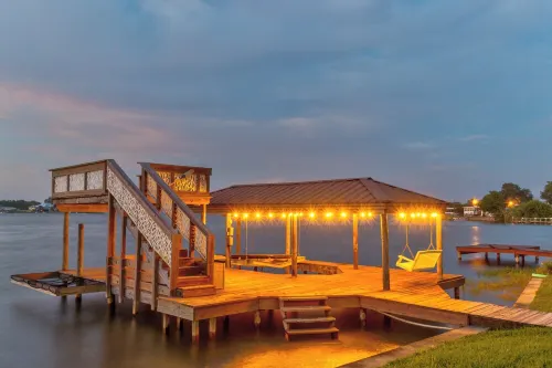 Lakefront Home, 2 King Beds, Kayak, Large Kitchen