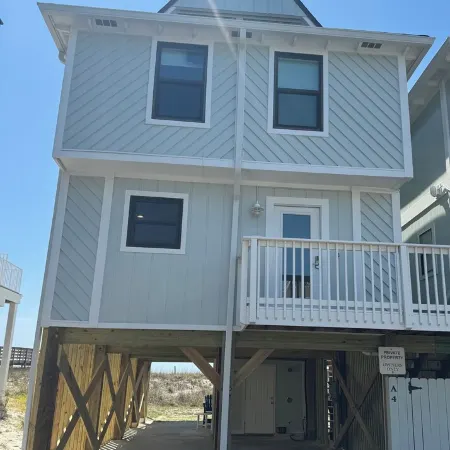 BEAUTIFUL Beach Cottage: Directly on the Beach!