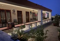 The French Villa Elite