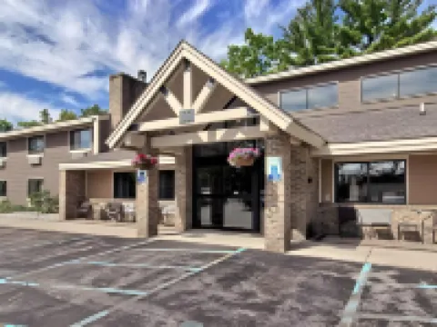 Traverse City花卉酒店及套房 大特拉弗斯縣酒店