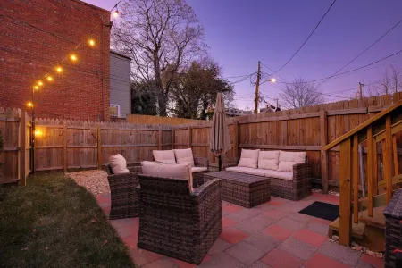 Unique Modern Farmhouse Comfort in the Heart of Richmond VA Отели рядом с достопримечательностью «Университет Ричмонд»