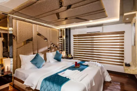 Upper Deck Boathouse Отели рядом с достопримечательностью «India Vacationz Houseboats Alappuzha»