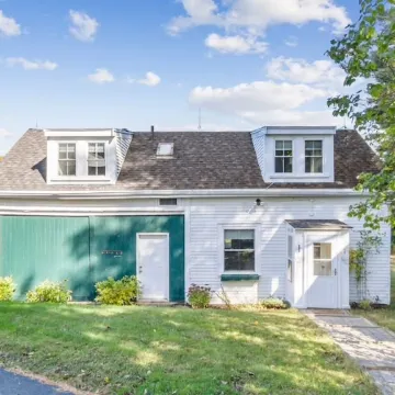 Charming Carriage House on Historic Scenic Farm