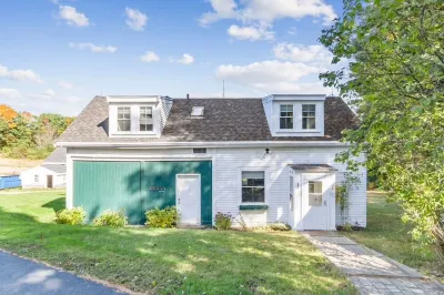 Charming Carriage House on Historic Scenic Farm