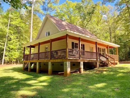 Lake Gaston Offshore Oasis! Cabin on huge property