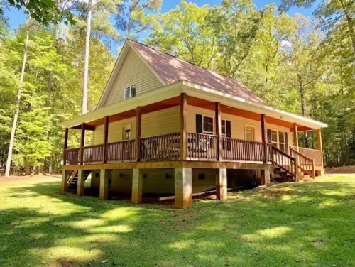 Lake Gaston Offshore Oasis! Cabin on huge property