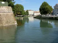 Spacious Accommodation Within Walking Distance of the Center and 25 Minutes by Train from Venice
