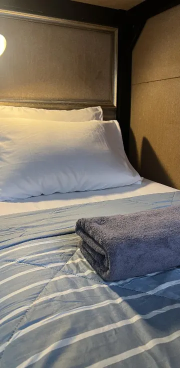 เตียงในหอพักรวมชายหญิง 8 เตียง