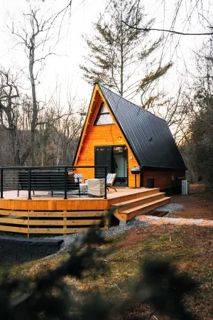 Arrow Haus with Hot Tub Отели в г. Фэрвью