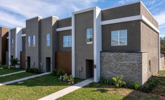 5BR Home With Private Pool Themed Decor