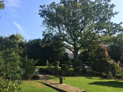 Edgware Bed and Breakfast Hotels near MILLENNIUM CRANE HIRE LONDON CRANE HIRE