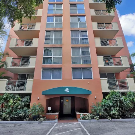 Treetop Retreat! Cozy 2 Bedroom in Heart of Grove
