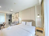Modern Studio Room with Jacuzzi at Art Deco Apartment - Condos