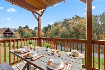 Rustic Mountain Retreat by Ghosal Luxury Lodging Отели рядом с достопримечательностью «Зоопарк Рейнфорест Адвенчерс»