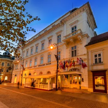 호텔 임파라툴 로마닐로르 성 삼위일체 성당 주변 호텔