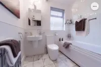 Super Large Apartment in London for Larger Groups Hotels in Mitcham