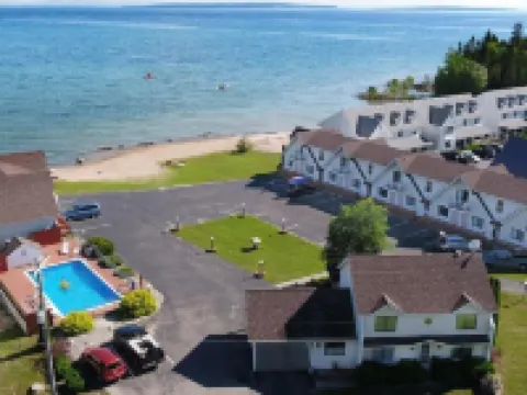 Bridge View Motel & Condo's Hotels in Mackinaw Township