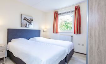 Restyled Holiday Home with Fireplace Near Beach