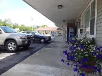 Gorham Motor Inn - parking